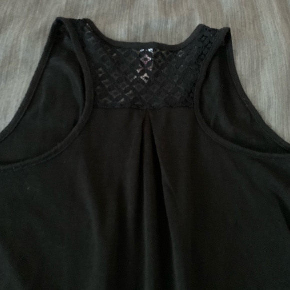 2 flowy tanks with crochet details - Picture 4 of 12